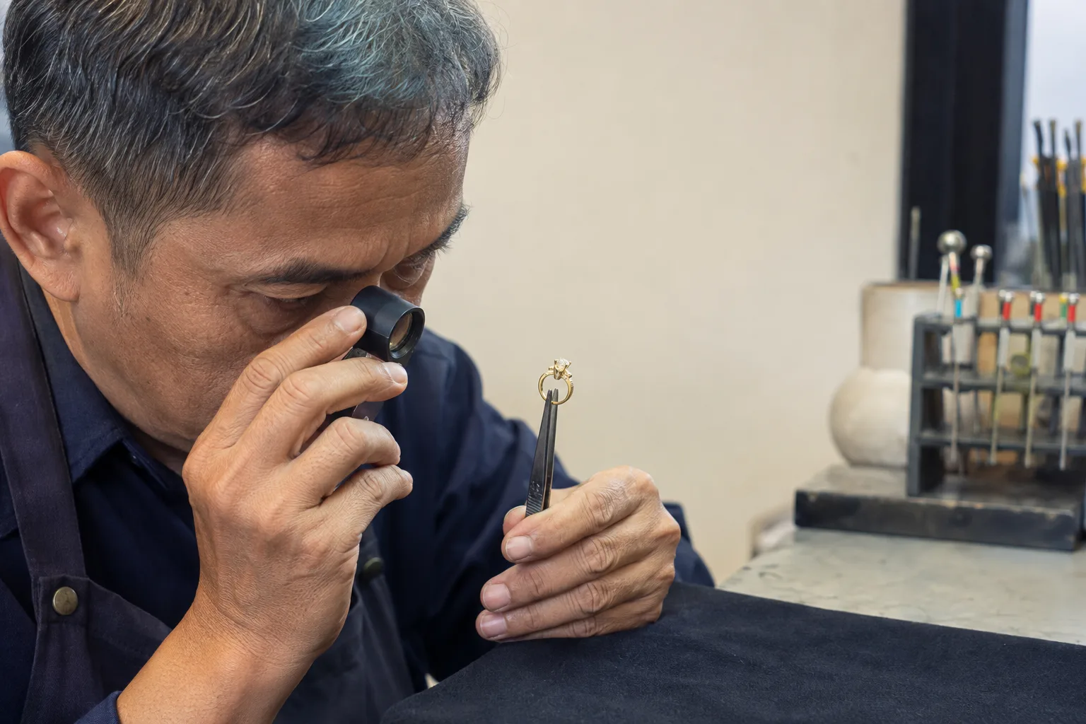 Pemeriksaan kualitas akhir perhiasan
